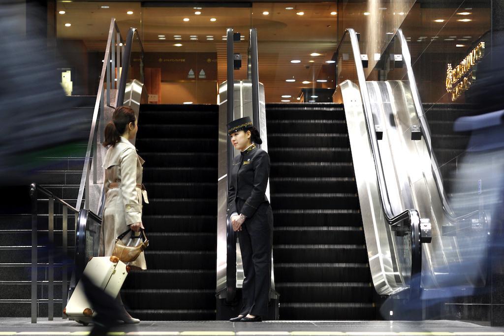 Hotel Granvia Kioto Exterior foto A concierge at the entrance of a shopping mall in Seoul, South Korea